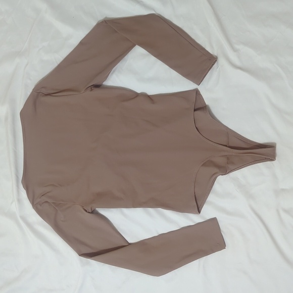 A&F Long Sleeve Double Layered Seamless Cutout Bodysuit, Color Tan Size S - Picture 3 of 16